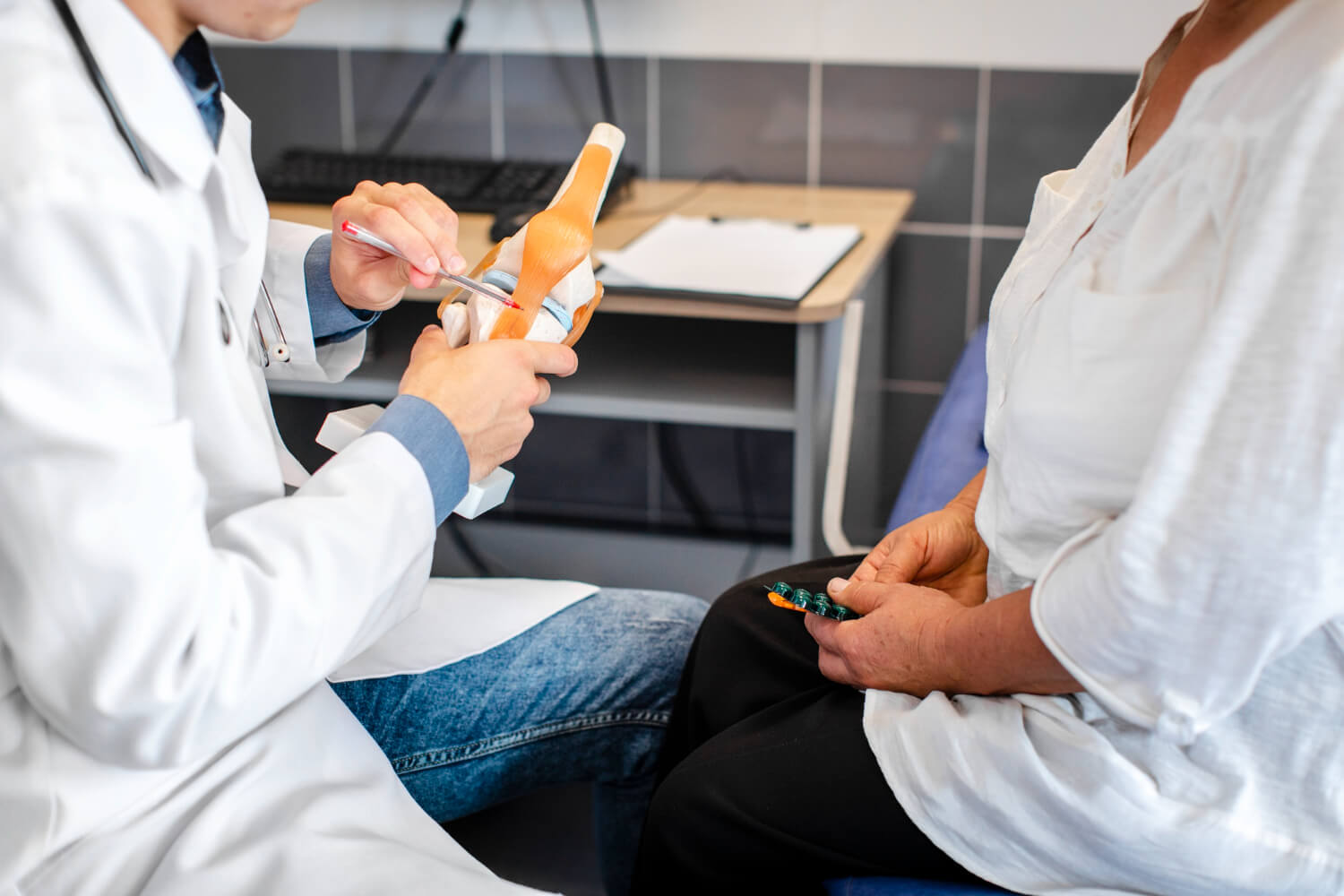 Read more about the article Knee Pain Treatment: Non-Surgical Options for Relief